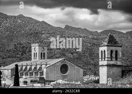 Schwarz-Weiß-Ansicht der historischen Denkmäler von Pollença (Spanien) bei Sonnenuntergang: Kirche des Mare de Déu dels Àngels und Kloster von Santo Domingo Stockfoto