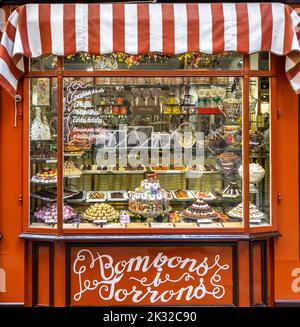 Palma de Mallorca, Spanien; 23. August 2022: Schaukasten einer alten und beliebten Patisserie und eines Schokoladenladens in Palma de Mallorca (Spanien) Stockfoto