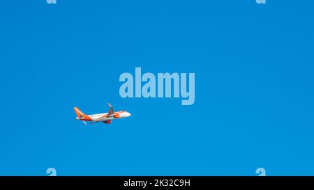 Palma, Spanien; 24. August 2022: Flugzeug der Fluggesellschaft easyJet fliegt am blauen Himmel Stockfoto