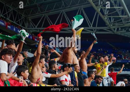 Barcelona, Spanien. 23. September 2022. Marokko-Fans spielten beim internationalen Freundschaftsspiel zwischen Marokko und Chile am 23. September 2022 im RCDE-Stadion in Barcelona, Spanien. (Foto von Bagu Blanco / PRESSIN) Credit: PRESSINPHOTO SPORTS AGENCY/Alamy Live News Stockfoto