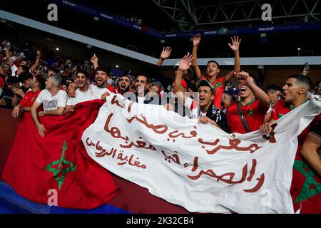 Barcelona, Spanien. 23. September 2022. Marokko-Fans spielten beim internationalen Freundschaftsspiel zwischen Marokko und Chile am 23. September 2022 im RCDE-Stadion in Barcelona, Spanien. (Foto von Bagu Blanco / PRESSIN) Credit: PRESSINPHOTO SPORTS AGENCY/Alamy Live News Stockfoto