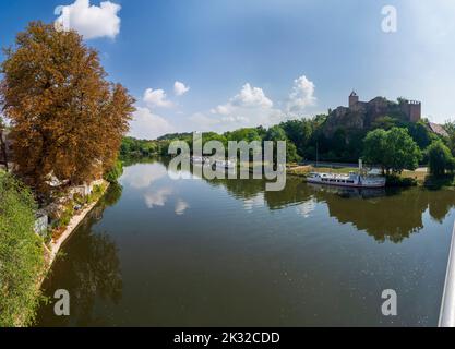 Halle (Saale): Saale, Kreis Kröllwitz, Brücke Kröllwitzer Brücke, Boote, Burg Giebichenstein in , Sachsen-Anhalt, Sachsen-Anhalt, Germa Stockfoto