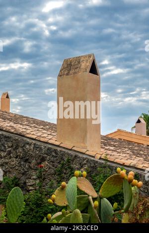 Kamine auf typisch mallorquinischen Steinhäusern Stockfoto