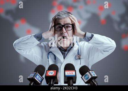 Erschrockener Medizinwissenschaftler, der von den Medien interviewt wurde, schreit mit Kopf in den Händen Stockfoto
