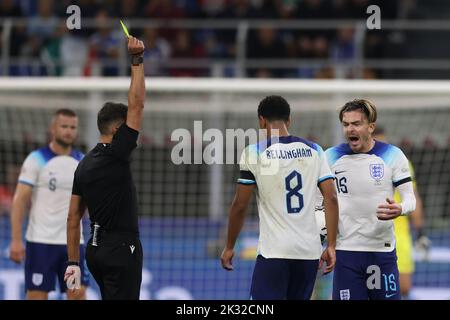 Mailand, Italien, 23.. September 2022. Jack Grealish aus England reagiert, als ihm während des Spiels der UEFA Nations League im Stadio Giuseppe Meazza, Mailand, eine gelbe Karte vom spanischen Schiedsrichter Jesus Gil Manzano gezeigt wird. Bildnachweis sollte lauten: Jonathan Moscrop / Sportimage Kredit: Sportimage/Alamy Live News Stockfoto