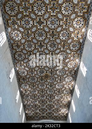 Kathedrale von Otranto (Lecce, Apulien, Italien). Lakunar-Decke mit Vergoldung auf einem schwarz-weißen Hintergrund aus dem Jahr 1698. Stockfoto