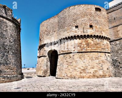 Torre Alfonsina in den alten Mauern von Otranto, die von Alfonso I. von Aragon im 15.. Jahrhundert in Auftrag gegeben wurden. Stockfoto