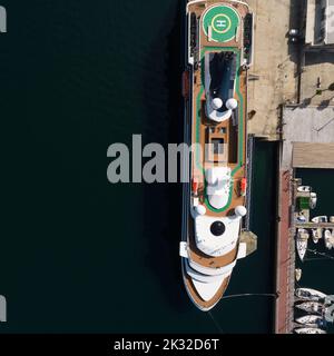 Luftdrohne ultra breites Foto mit Kopieplatz von riesigen Kreuzfahrt-Liner im mediterranen Hafen mit Top Deck Pool-Einrichtungen verankert Stockfoto