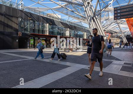 Neapel, Italien: 21. September 2022: Einkaufspassage Garibaldi, Einkaufszentrum und Anschlusspunkt zum Bahnhof Napoli Centrale. Die Leute schlendern ein Stockfoto