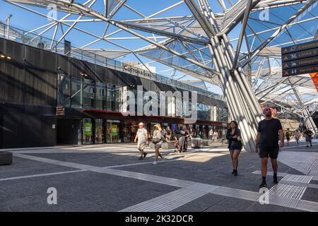 Neapel, Italien: 21. September 2022: Einkaufspassage Garibaldi, Einkaufszentrum und Anschlusspunkt zum Bahnhof Napoli Centrale. Die Leute schlendern ein Stockfoto