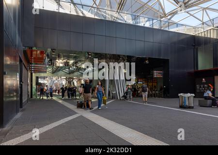 Neapel, Italien: 21. September 2022: Einkaufspassage Garibaldi, Einkaufszentrum und Anschlusspunkt zum Bahnhof Napoli Centrale. Die Leute schlendern ein Stockfoto