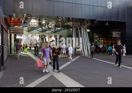 Neapel, Italien: 21. September 2022: Einkaufspassage Garibaldi, Einkaufszentrum und Anschlusspunkt zum Bahnhof Napoli Centrale. Die Leute schlendern ein Stockfoto