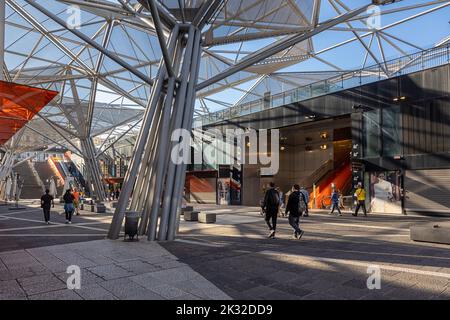Neapel, Italien: 21. September 2022: Einkaufspassage Garibaldi, Einkaufszentrum und Anschlusspunkt zum Bahnhof Napoli Centrale. Die Leute schlendern ein Stockfoto