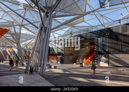 Neapel, Italien: 21. September 2022: Einkaufspassage Garibaldi, Einkaufszentrum und Anschlusspunkt zum Bahnhof Napoli Centrale. Die Leute schlendern ein Stockfoto