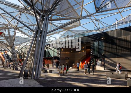 Neapel, Italien: 21. September 2022: Einkaufspassage Garibaldi, Einkaufszentrum und Anschlusspunkt zum Bahnhof Napoli Centrale. Die Leute schlendern ein Stockfoto