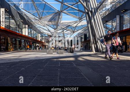 Neapel, Italien: 21. September 2022: Einkaufspassage Garibaldi, Einkaufszentrum und Anschlusspunkt zum Bahnhof Napoli Centrale. Die Leute schlendern ein Stockfoto