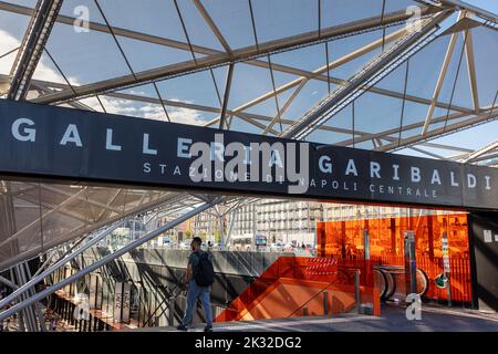 Neapel, Italien: 21. September 2022: Eingang zur Einkaufspassage Garibaldi, einem Einkaufszentrum und Knotenpunkt für den Anschluss an die Napoli Centrale Bahn Stockfoto