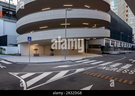 Neapel, Italien: 21. September 2022: Zugangsrampe zur erhöhten Garage im Hauptbahnhof von Neapel, Piazza Garibaldi. Stockfoto