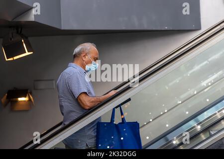 Neapel, Italien: 21. September 2022: Ein Mann mit Schutzmaske auf der Rolltreppe verlässt die Metrostation Piazza Garibaldi. Pflicht zum Tragen einer Maske o Stockfoto