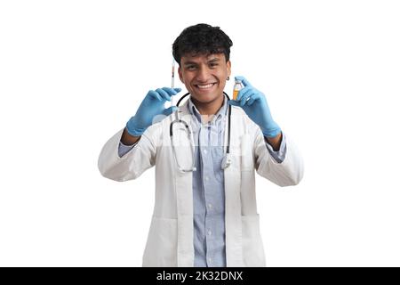 Junger peruanischer Arzt lächelt und hält eine Spritze und eine Ampulle, isoliert. Stockfoto