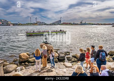 Kleine Meerjungfrau Statue in Kopenhagen mit vielen Touristen, Dänemark Stockfoto