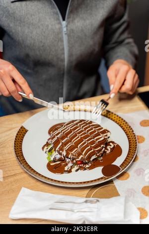 Leckere und leckere Schokoladenpfannkuchen auf dem Teller Stockfoto