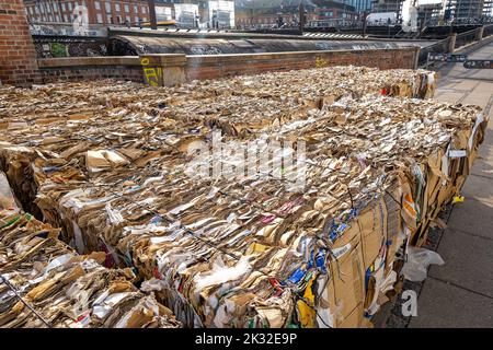 Kartons mit komprimierten Kartons, bereit zum Recycling Stockfoto