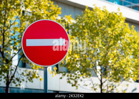 Schild für den Zutritt verboten auf der Straße. Nahaufnahme des Verkehrsschilds Stockfoto