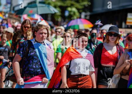 Brisbane, Australien. 24. September 2022. Während des Brisbane Pride March sahen die Demonstranten Flaggen tragen. LGBT-Mitglieder und Verbündete marschierten im Rahmen des Brisbane Pride Festivals durch das West End von Brisbane zum Musgrave Park, nachdem sie sich aufgrund der COVID 19-Pandemie zwei Jahre lang verspätet hatten. Brisbane Pride feiert und unterstützt die LGBTIQ-Community seit über dreißig Jahren. Kredit: SOPA Images Limited/Alamy Live Nachrichten Stockfoto