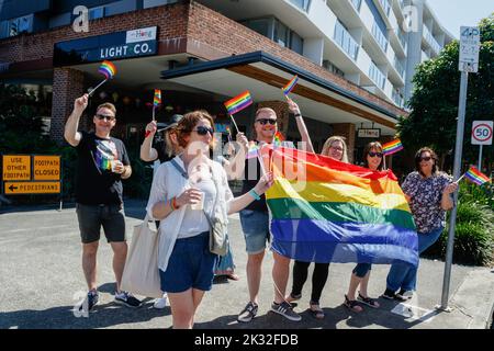 Brisbane, Australien. 24. September 2022. Die Demonstranten sahen während des Brisbane Pride March kleine Fahnen und ein Banner tragen. LGBT-Mitglieder und Verbündete marschierten im Rahmen des Brisbane Pride Festivals durch das West End von Brisbane zum Musgrave Park, nachdem sie sich aufgrund der COVID 19-Pandemie zwei Jahre lang verspätet hatten. Brisbane Pride feiert und unterstützt die LGBTIQ-Community seit über dreißig Jahren. Kredit: SOPA Images Limited/Alamy Live Nachrichten Stockfoto