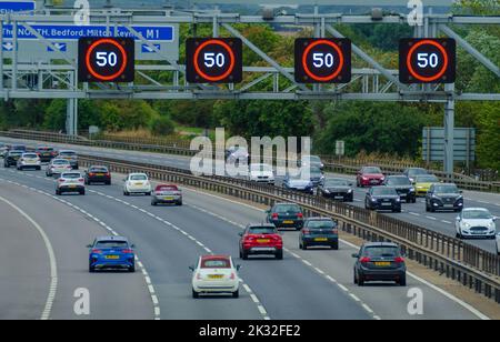 TODDINGTON, ENGLAND, Großbritannien - 04. September 2022 - Verkehr auf der M1 'Smart' Autobahn in der Nähe von Toddington, Bedfordshire, England, Großbritannien. Intelligente Autobahnen waren es schon Stockfoto