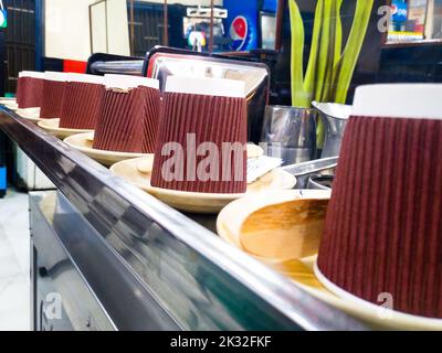 Dezember 8. 2020. Uttarakhand Indien. Bio-Pappbecher und -Teller auf der Theke in einem Restaurant. Stockfoto