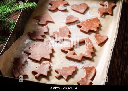 Vorbereitung zum Backen von Weihnachten hausgemachte Lebkuchenkuchen auf Backpapier Stockfoto