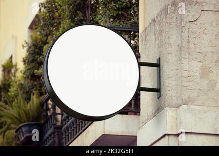 Schild-Mockup an der Wand Stockfoto