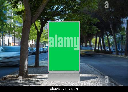 Leere Plakatwand mit einem grünen Bildschirm für Werbung auf der Straße mit sich bewegenden Autos Stockfoto