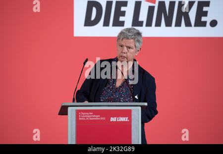 Berlin, Deutschland. 24. September 2022. Katina Schubert, Berliner Landesvorsitzende der Partei 'die Linke', spricht auf der Landesparty-Konferenz ihrer Partei im Hotel 'Vienna House Andel's Berlin'. Quelle: Paul Zinken/dpa/Alamy Live News Stockfoto