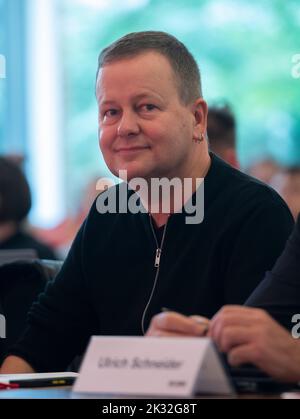 Berlin, Deutschland. 24. September 2022. Klaus Lederer (die Linke), Berliner Senator für Kultur und Europa, verfolgt die Landesparty-Konferenz ihrer Partei im Hotel 'Vienna House Andel's Berlin'. Quelle: Paul Zinken/dpa/Alamy Live News Stockfoto