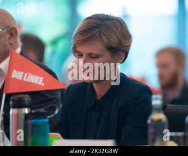 Berlin, Deutschland. 24. September 2022. Katja Kipping (die Linke), Berliner Senatorin für Integration, Arbeit und Soziales, folgt der Parteikonferenz ihrer Partei im Berliner Hotel des Wiener Hauses Andel. Quelle: Paul Zinken/dpa/Alamy Live News Stockfoto