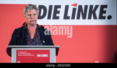 Berlin, Deutschland. 24. September 2022. Katina Schubert, Berliner Landesvorsitzende der Partei 'die Linke', spricht auf der Landesparty-Konferenz ihrer Partei im Hotel 'Vienna House Andel's Berlin'. Quelle: Paul Zinken/dpa/Alamy Live News Stockfoto