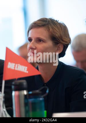 Berlin, Deutschland. 24. September 2022. Katja Kipping (die Linke), Berliner Senatorin für Integration, Arbeit und Soziales, folgt der Parteikonferenz ihrer Partei im Berliner Hotel des Wiener Hauses Andel. Quelle: Paul Zinken/dpa/Alamy Live News Stockfoto