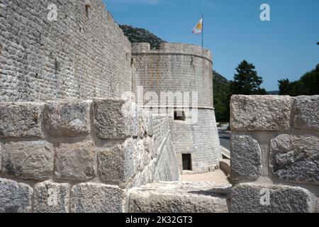 Blick auf die steinernen Verteidigungsmauern. In Fort Kastio in Ston Stadt, Kroatien Stockfoto