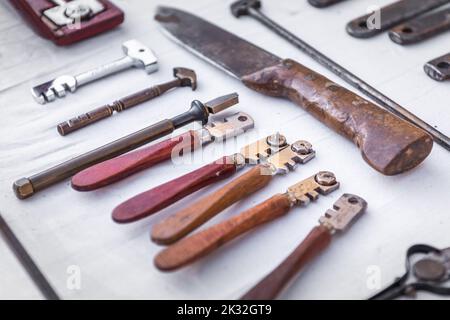 Nahaufnahme alter Arbeitsgeräte auf einem Flohmarkt in der Provence Stockfoto