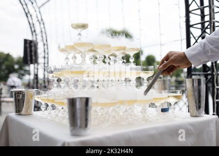 Champagner-Glaspyramide. Pyramide aus Gläsern Wein, Champagner, Turm aus Champagner Glas in Hochzeitsempfangsfeier. Stockfoto