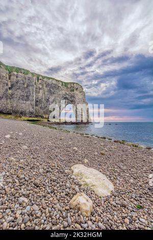 Malerischer Blick auf die Klippen von Etretat vor dem dramatischen stürmischen Himmel in der Normandie, Frankreich Stockfoto