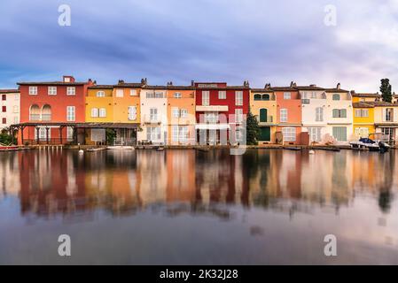 Landschaftlich schöner Blick auf Port Grimaud Spiegel, der sich im Meerwasser vor dem dramatischen Sommerhimmel spiegelt Stockfoto