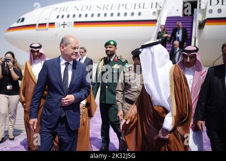 Dschidda, Saudi-Arabien. 24. September 2022. Bundeskanzler Olaf Scholz (SPD) wird am Flughafen Jeddah von Khalid bin Faisal Al Saud (r), Gouverneur von Mekka, vor der Luftwaffe A340 empfangen. Neben Saudi-Arabien besucht die Kanzlerin die Vereinigten Arabischen Emirate und Katar. Quelle: Kay Nietfeld/dpa/Alamy Live News Stockfoto