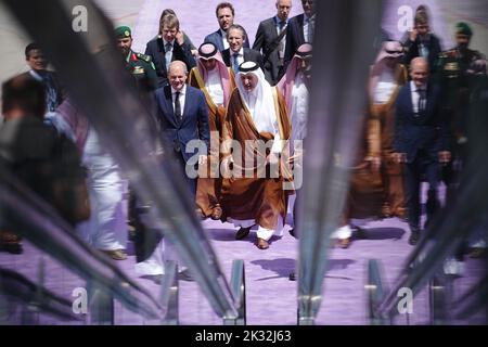 Dschidda, Saudi-Arabien. 24. September 2022. Bundeskanzler Olaf Scholz (SPD) wird am Flughafen Jeddah von Khalid bin Faisal Al Saud (r), Gouverneur von Mekka, vor der Luftwaffe A340 empfangen. Neben Saudi-Arabien besucht die Kanzlerin die Vereinigten Arabischen Emirate und Katar. Quelle: Kay Nietfeld/dpa/Alamy Live News Stockfoto