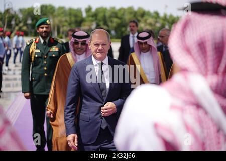 Dschidda, Saudi-Arabien. 24. September 2022. Bundeskanzler Olaf Scholz (SPD) wird am Flughafen Jeddah empfangen. Neben Saudi-Arabien besucht die Kanzlerin die Vereinigten Arabischen Emirate und Katar. Quelle: Kay Nietfeld/dpa/Alamy Live News Stockfoto