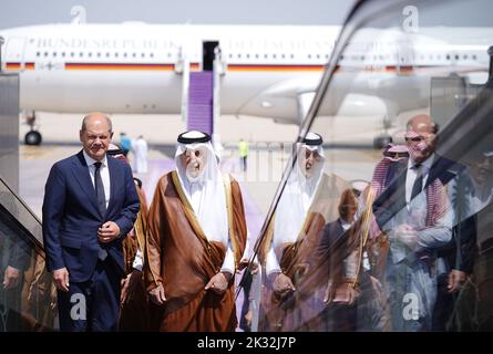 Dschidda, Saudi-Arabien. 24. September 2022. Bundeskanzler Olaf Scholz (SPD) wird am Flughafen Jeddah von Khalid bin Faisal Al Saud (r), Gouverneur von Mekka, vor der Luftwaffe A340 empfangen. Neben Saudi-Arabien besucht die Kanzlerin die Vereinigten Arabischen Emirate und Katar. Quelle: Kay Nietfeld/dpa/Alamy Live News Stockfoto