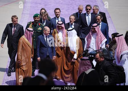 Dschidda, Saudi-Arabien. 24. September 2022. Bundeskanzler Olaf Scholz (SPD) wird am Flughafen Jeddah von Khalid bin Faisal Al Saud (Mitte r), Gouverneur von Mekka, vor der Luftwaffe A340 empfangen. Neben Saudi-Arabien besucht die Kanzlerin die Vereinigten Arabischen Emirate und Katar. Quelle: Kay Nietfeld/dpa/Alamy Live News Stockfoto